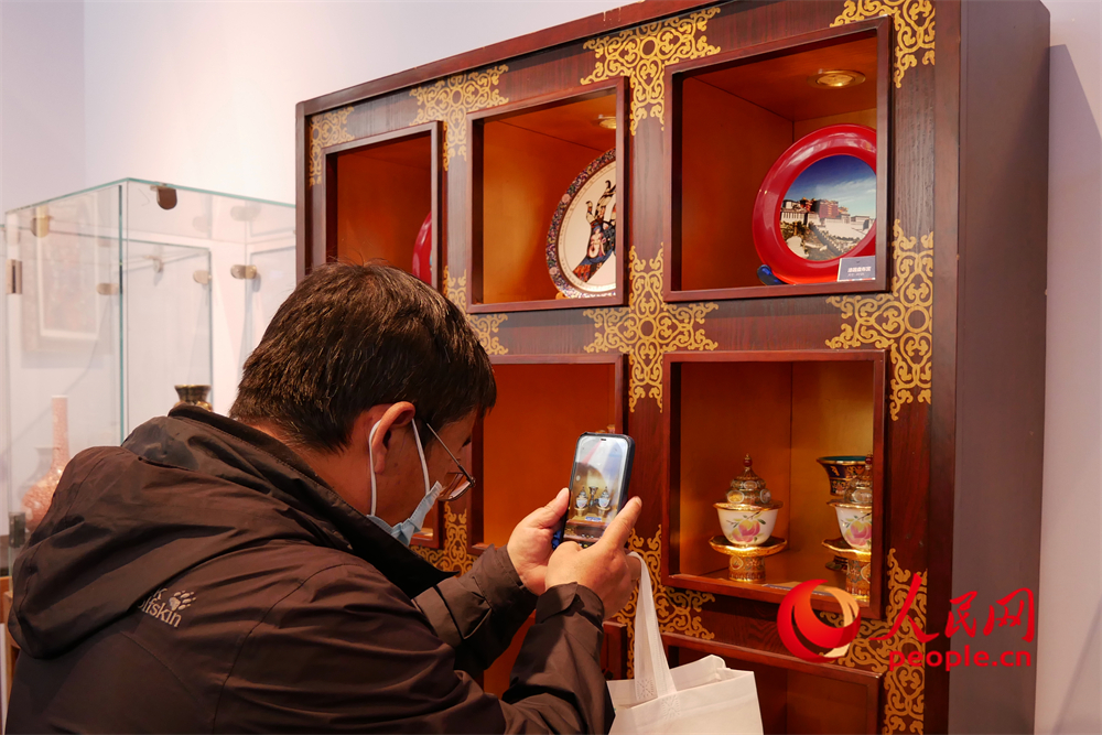 觀眾正在用手機拍攝展品。人民網(wǎng) 韋衍行攝