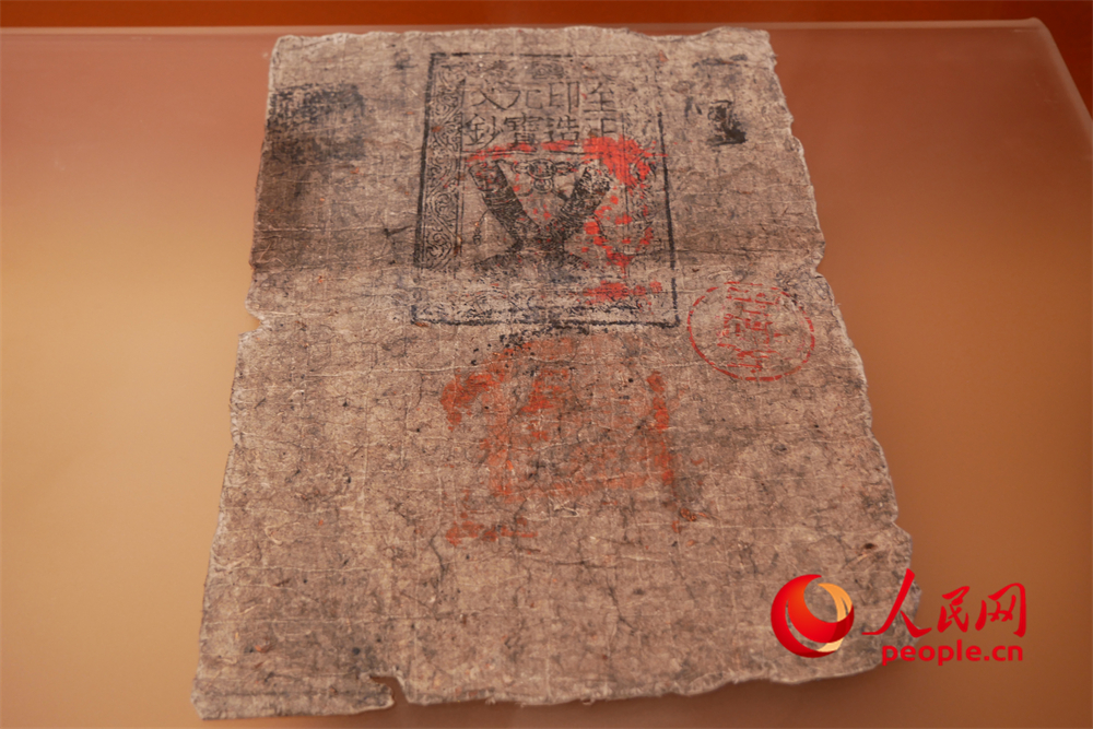 中統(tǒng)元寶交鈔（復(fù)制件）。人民網(wǎng) 韋衍行攝