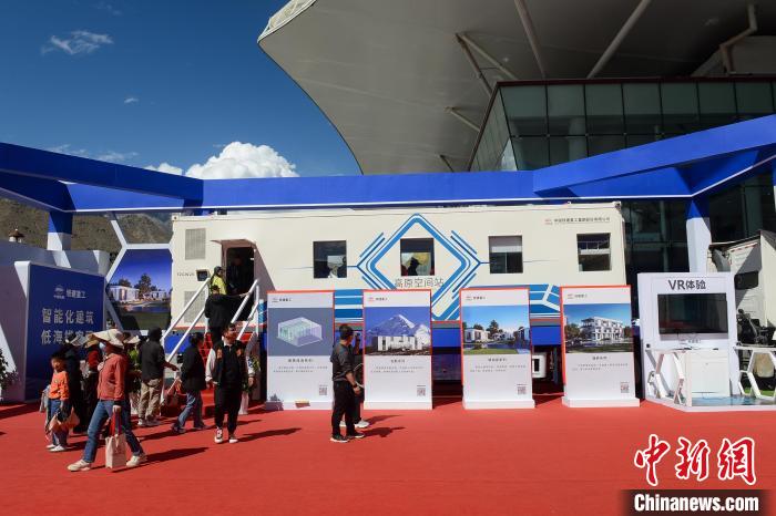 展覽現(xiàn)場(chǎng)，觀眾體驗(yàn)裝配式增壓增氧建筑?！~ 攝