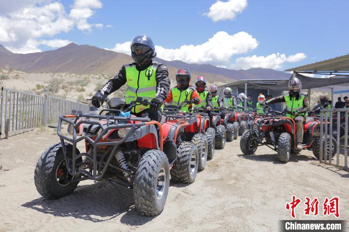 圖為比賽選手途經(jīng)扎囊沙漠公園?！∮文恋厍蚬﹫D