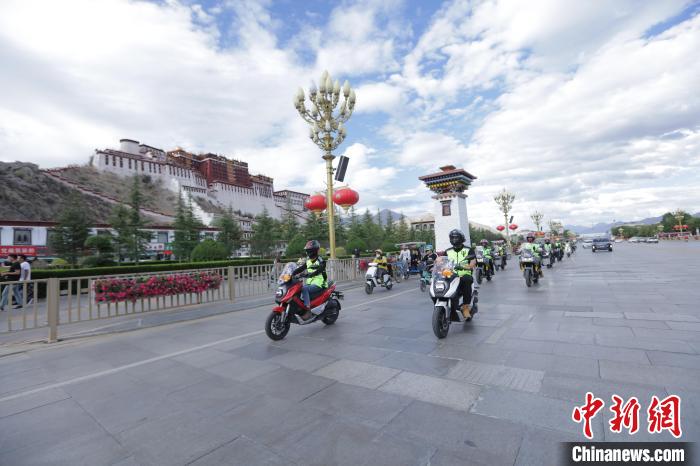 圖為比賽選手途經(jīng)布達(dá)拉宮?！∮文恋厍蚬﹫D