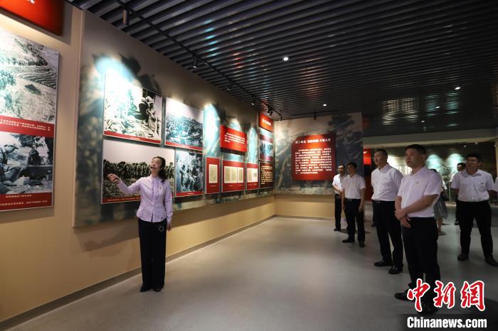 圖為西藏航空一行在臨沂市孟良崮戰(zhàn)役紀念館開展主題教育活動。　姜博 攝