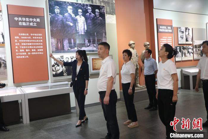 圖為西藏航空一行在臨沂市沂蒙革命紀念館開展主題教育活動?！〗?攝