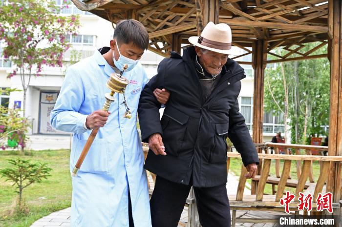 圖為曲松縣特困人員集中供養(yǎng)中心老人索朗歐珠。　趙朗 攝