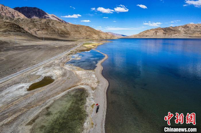 班公湖又稱(chēng)措木昂拉仁波，藏語(yǔ)意為“長(zhǎng)脖子天鵝”?！↓埿▲P 攝