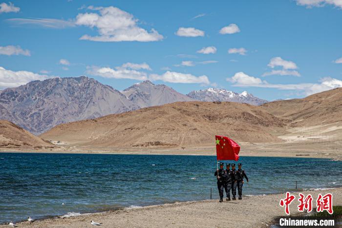 班公湖邊境派出所民警巡邏在班公湖畔?！↓埿▲P 攝