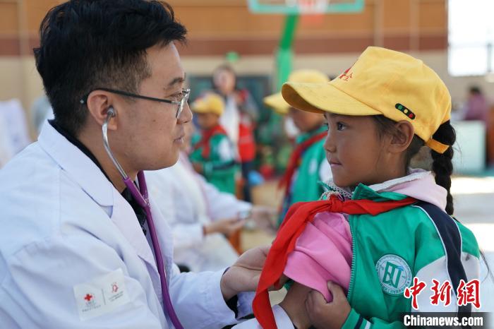 6月27日，西藏康馬縣南尼鄉(xiāng)中心小學(xué)的孩子參加先心病篩查?！√K丹 攝