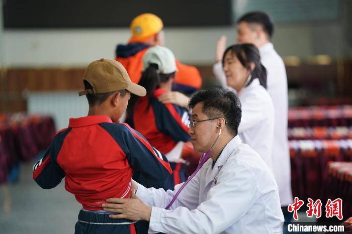 6月26日，西藏日喀則特校的孩子參加先心病篩查。　蘇丹 攝