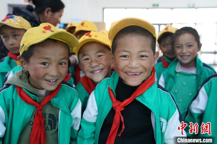 6月27日，西藏康馬縣南尼鄉(xiāng)中心小學(xué)的孩子參加先心病篩查?！√K丹 攝