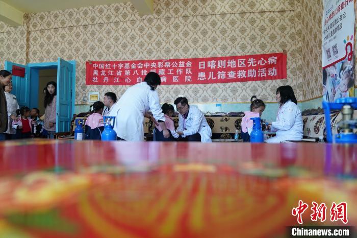 6月27日，西藏康馬縣雙語(yǔ)幼兒園的孩子參加先心病篩查?！√K丹 攝