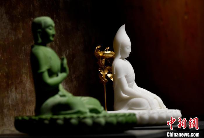 圖為展覽中圍繞西藏歷史與傳統(tǒng)創(chuàng)作的雕塑作品?！±盍?攝