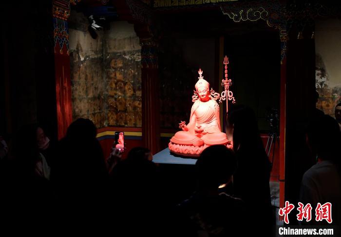 圖為觀眾正在欣賞展覽中的雕塑作品?！±盍?攝