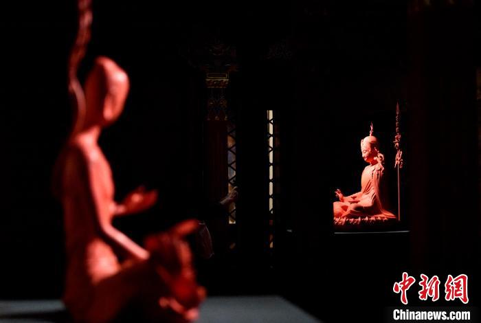 圖為展覽中圍繞西藏歷史與傳統(tǒng)創(chuàng)作的雕塑作品。　李林 攝