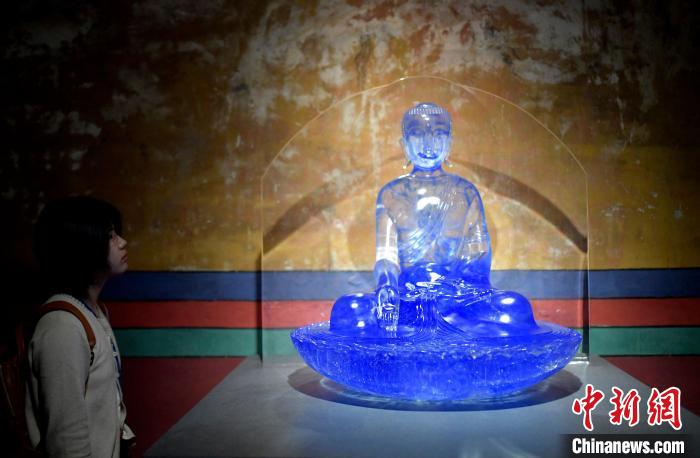 圖為觀眾正在欣賞展覽中的雕塑作品?！±盍?攝