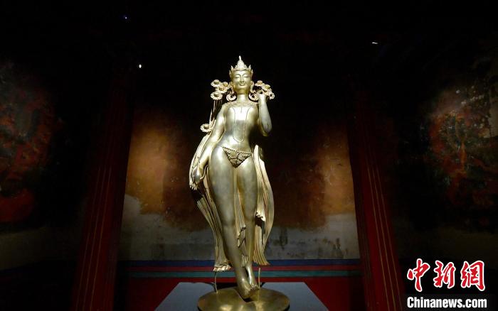 圖為展覽中圍繞西藏歷史與傳統(tǒng)創(chuàng)作的雕塑作品《八萬四千年》?！±盍?攝