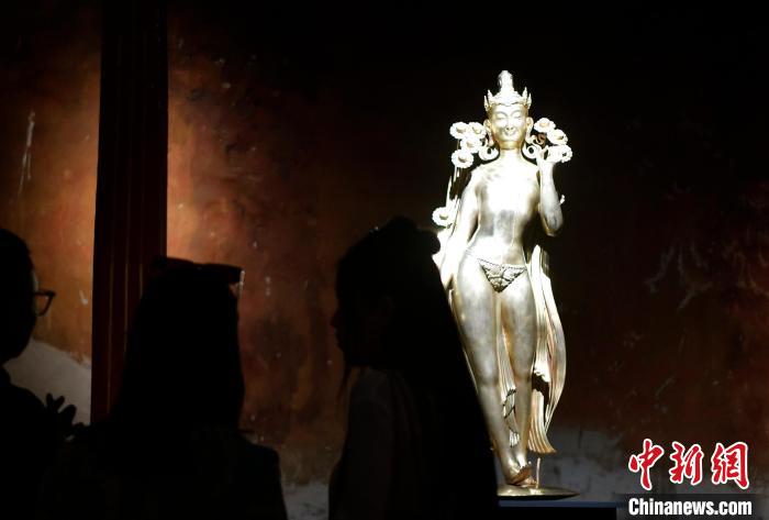 圖為觀眾正在欣賞展覽中的雕塑作品《八萬四千年》?！±盍?攝