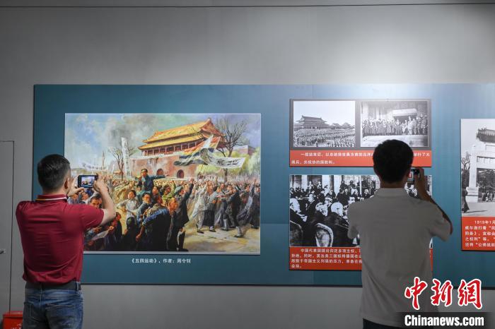 圖為市民參觀《曙光·偉業(yè)——五四運(yùn)動(dòng)與中國共產(chǎn)黨的成立》“七一”特展。　貢嘎來松 攝