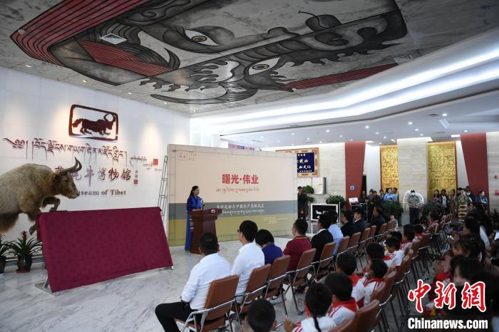 圖為《曙光·偉業(yè)——五四運(yùn)動(dòng)與中國共產(chǎn)黨的成立》“七一”特展開幕儀式現(xiàn)場。　貢嘎來松 攝