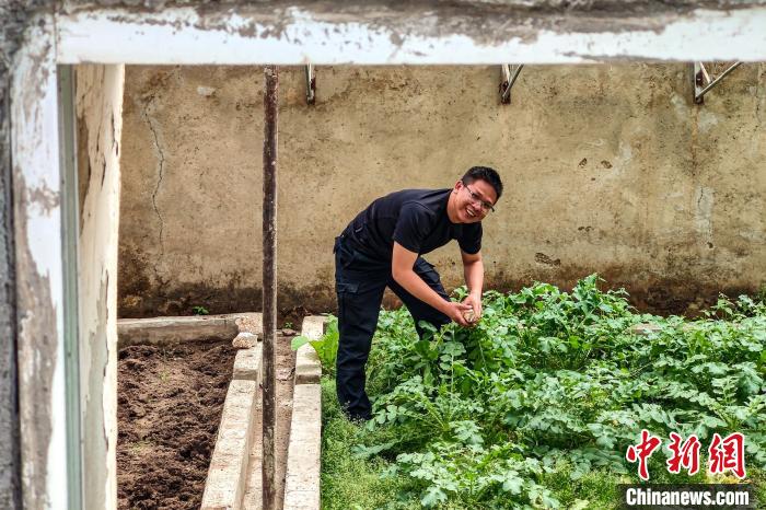 移民管理警察羅忠江在公珠湖執(zhí)勤點(diǎn)的大棚內(nèi)?！↓埿▲P 攝