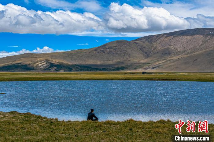 資料圖為執(zhí)勤民警何宗源在公珠湖畔濕地留影。　龍小鳳 攝