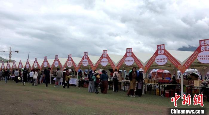 圖為熱鬧的“松贊夜市”。　貢桑拉姆 攝
