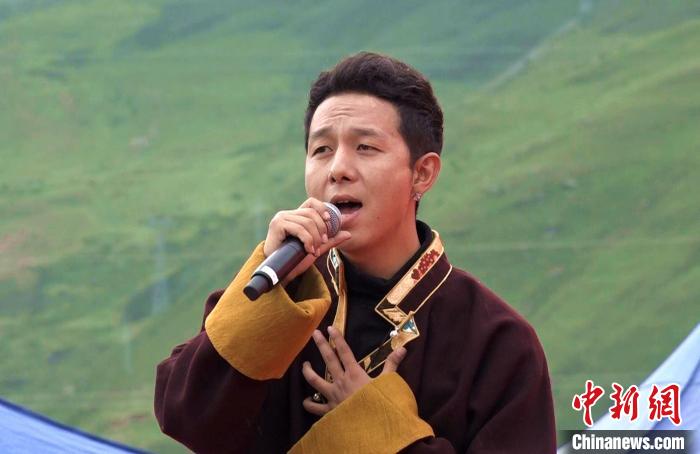 圖為藝人為開幕式獻(xiàn)唱?！∝暽＠?攝