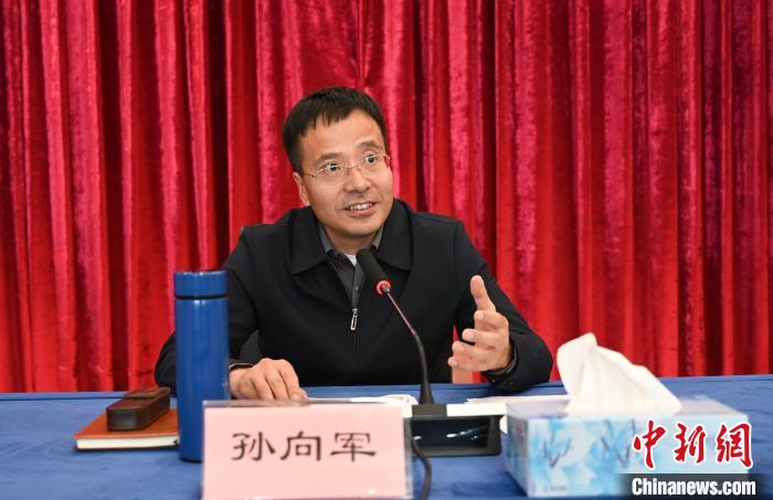 圖為西藏自治區(qū)黨委宣傳部副部長(zhǎng)、自治區(qū)社科院黨組書記孫向軍主持活動(dòng)?！≮w朗 攝