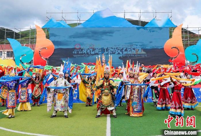 圖為西藏昌都市第九屆三江茶馬文化藝術節(jié)(芒康會場)開幕式現(xiàn)場?！〔际忻⒖悼h委宣傳部供圖