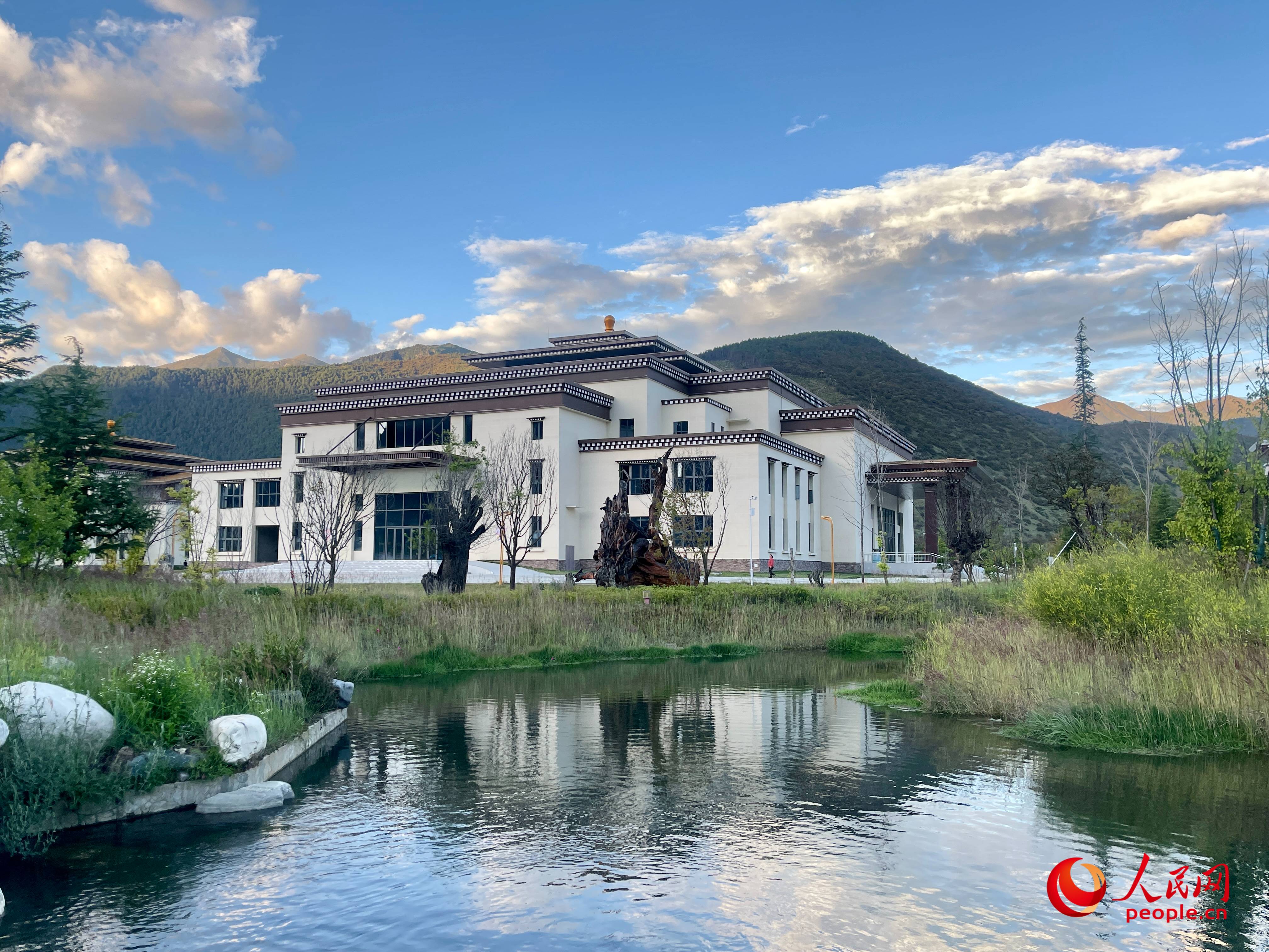 工布公園猶如一幅優(yōu)美畫卷，讓人流連忘返。人民網(wǎng) 周靜圓攝