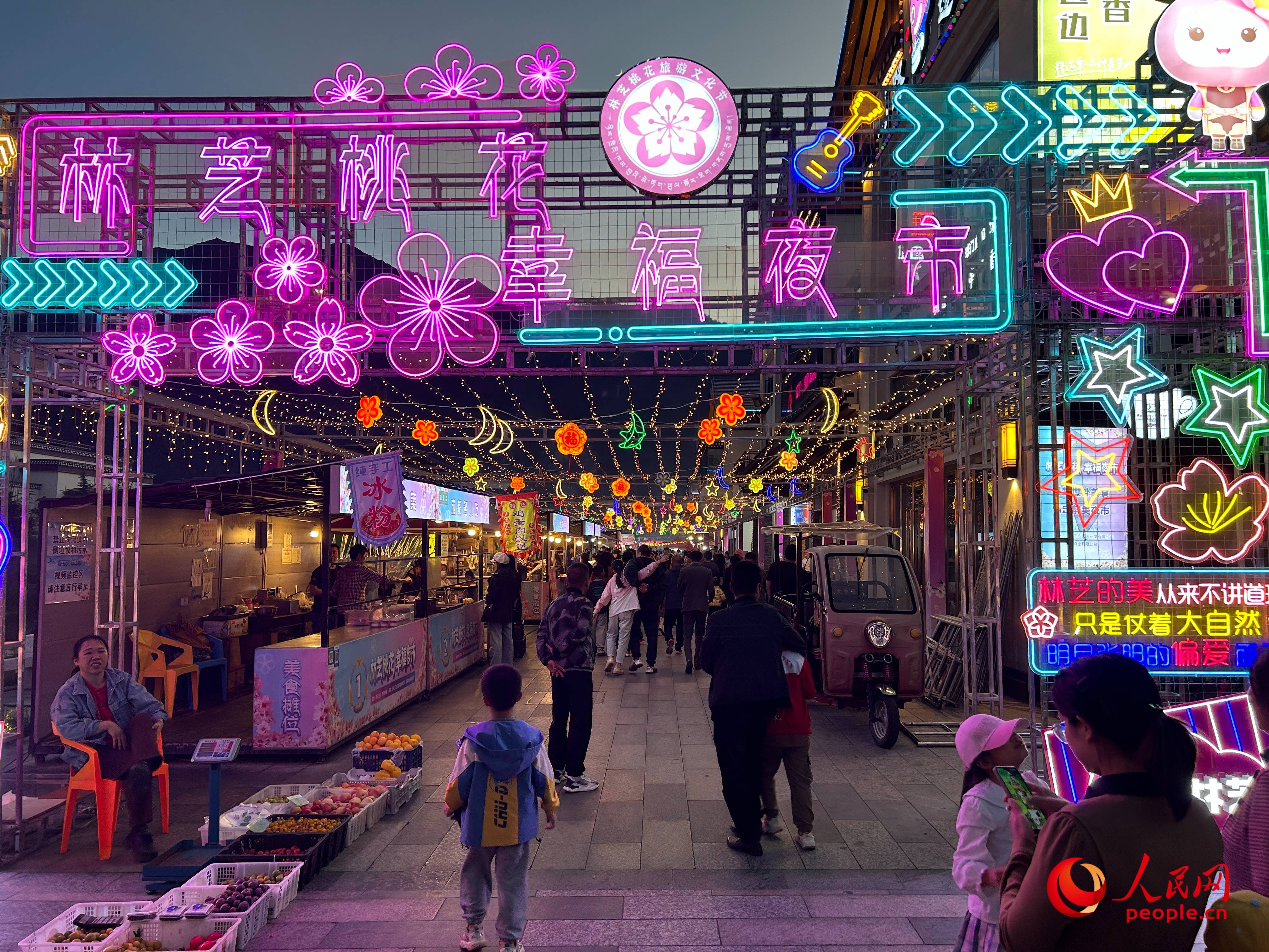 工布公園里的夜市，人來人往。人民網(wǎng) 周靜圓攝