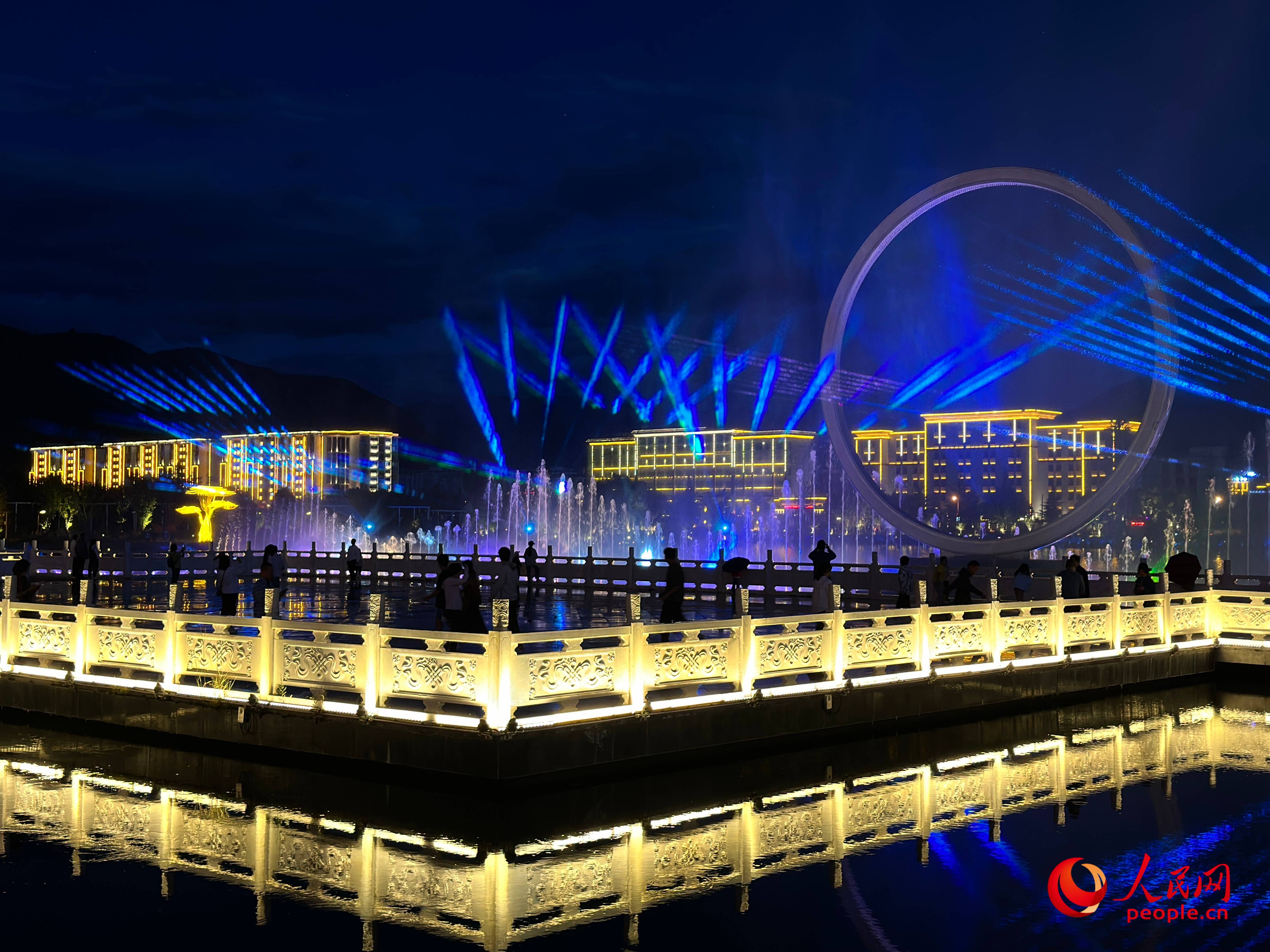 工布公園的音樂水秀噴泉，吸引市民和游客前來拍照打卡。人民網(wǎng) 周靜圓攝
