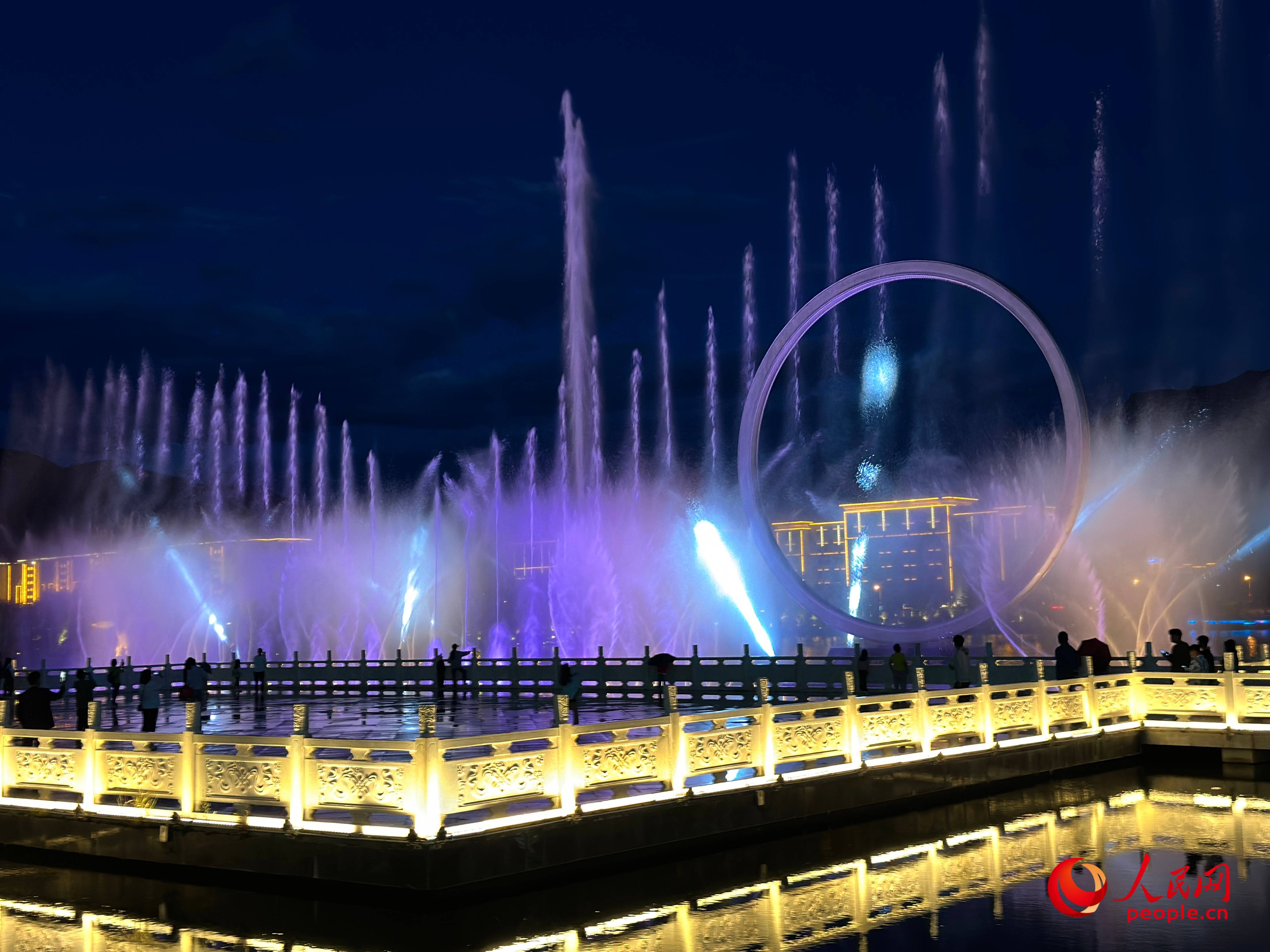 工布公園的音樂水秀噴泉，吸引市民和游客前來拍照打卡。人民網(wǎng) 周靜圓攝