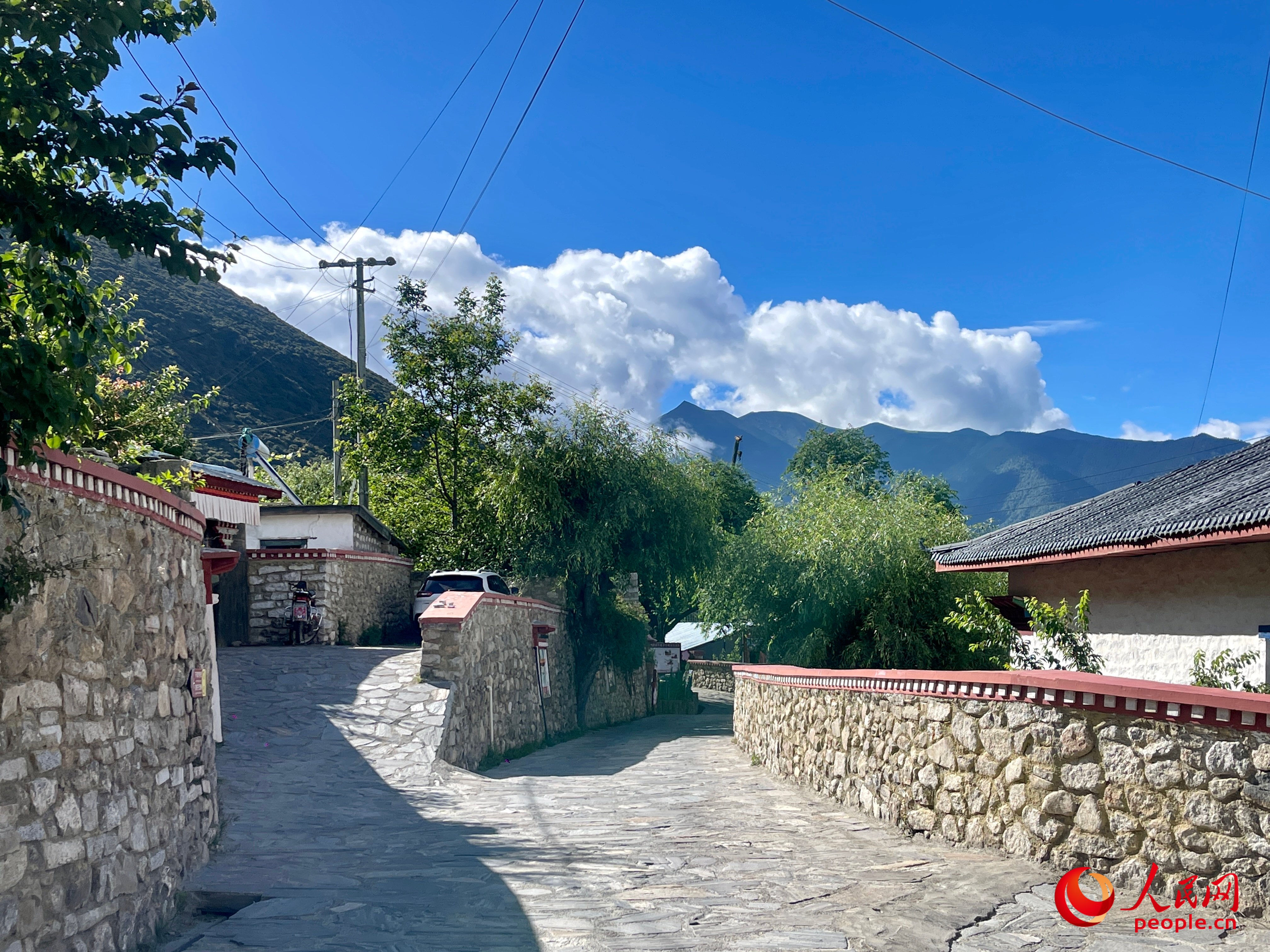 嘎拉村的村貌。人民網(wǎng) 周靜圓攝