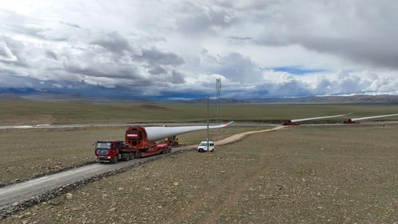 西藏措美哲古風(fēng)電場(chǎng)首批3.6兆瓦風(fēng)電機(jī)組運(yùn)輸。受訪者供圖