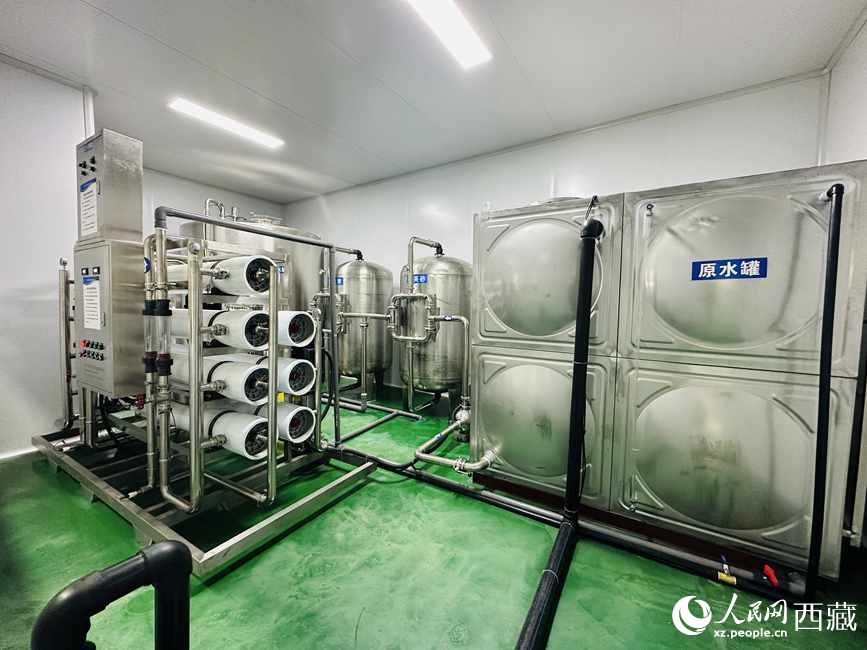 “色達(dá)牙泉”礦泉水（桶裝水）生產(chǎn)加工基地。人民網(wǎng)記者 次仁羅布攝