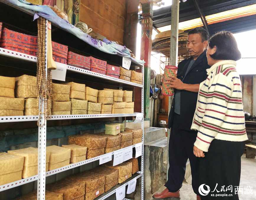 愛明（左一）給游客介紹藤竹產(chǎn)品。