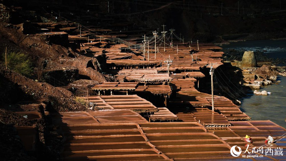 大大小小數(shù)千塊鹽田，形成一道絕美的風(fēng)景線。人民網(wǎng)記者 次仁羅布攝