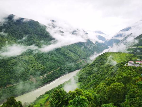 幾代建設(shè)者，歷經(jīng)半個(gè)多世紀(jì)完成！這是一條怎樣的公路？