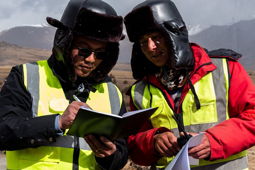 2023年11月30日，西藏自治區(qū)那曲市索縣榮布至丁青縣巴達(dá)35千伏線路工程施工現(xiàn)場人員正在開展現(xiàn)場作業(yè)。趙清鵬攝