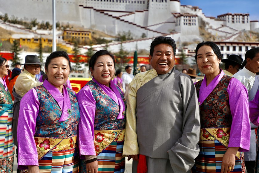 干部群眾身著盛裝在布達拉宮廣場留影。