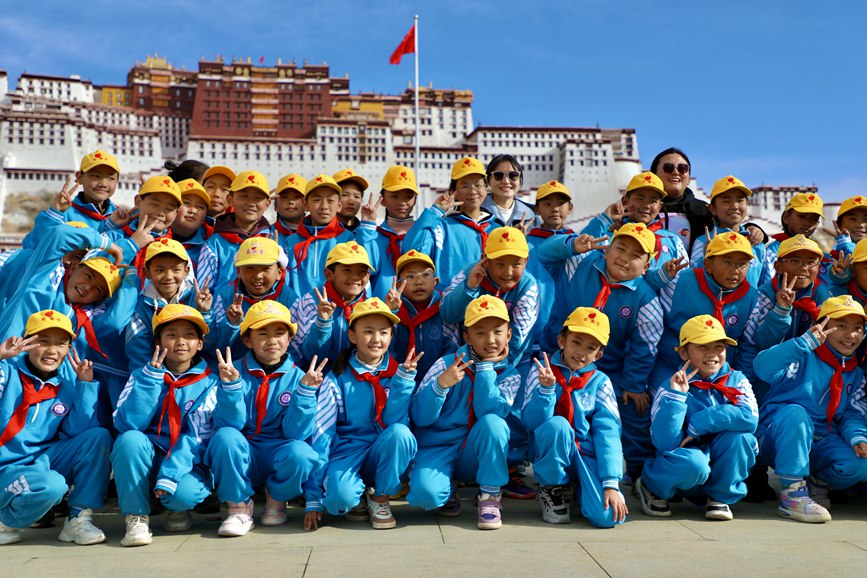 學(xué)生在國旗下留影。