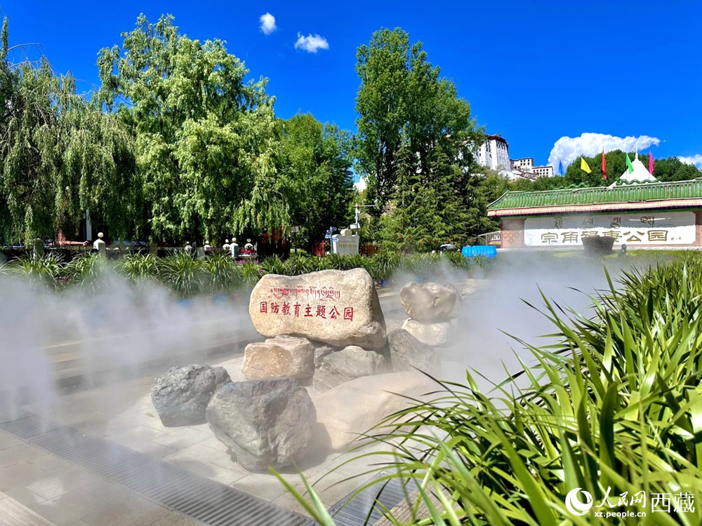 布達拉宮腳下的宗角祿康公園。