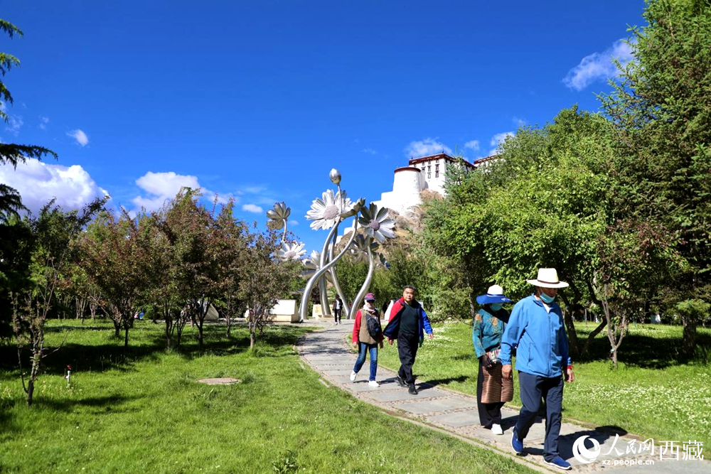 市民在公園內(nèi)散步。