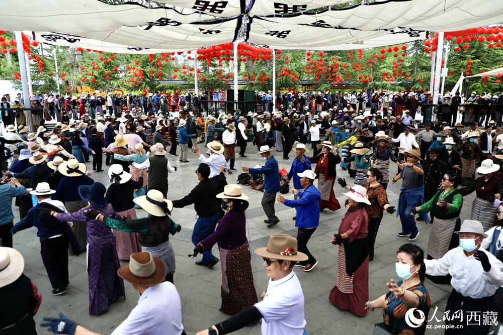 市民在公園內(nèi)跳鍋莊舞。