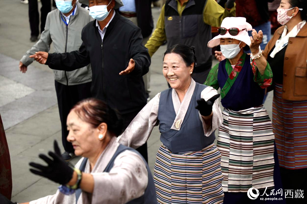 市民在公園內(nèi)跳鍋莊舞。