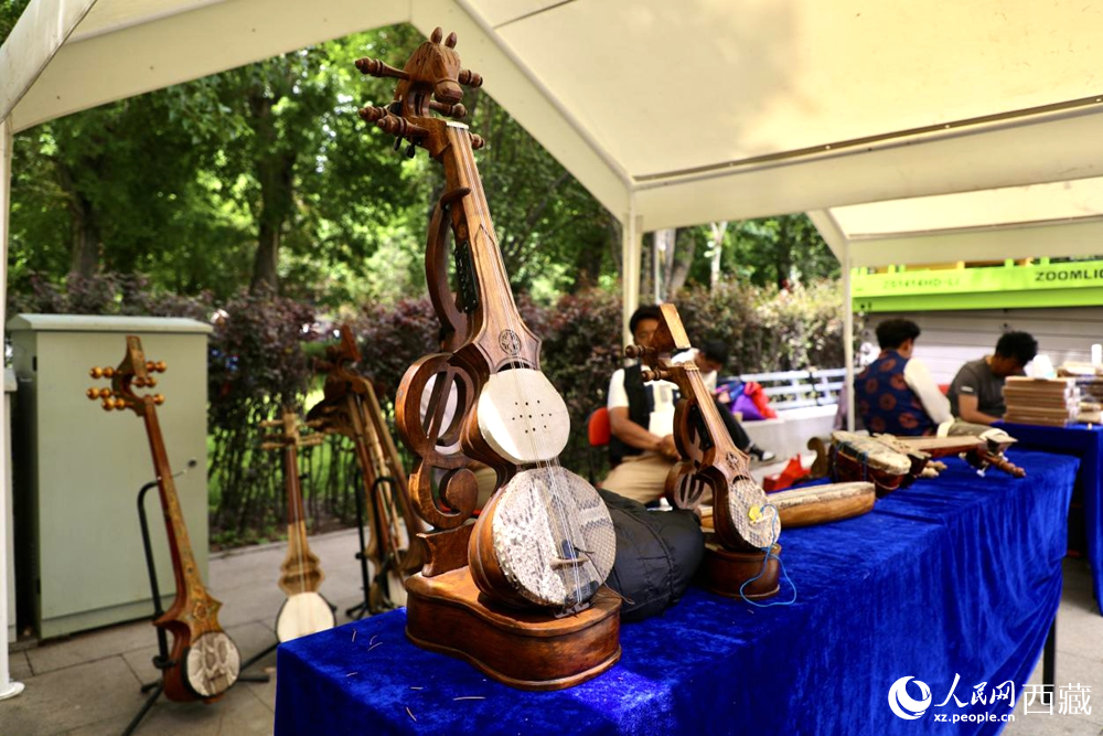拉薩非遺集市上的扎念琴。