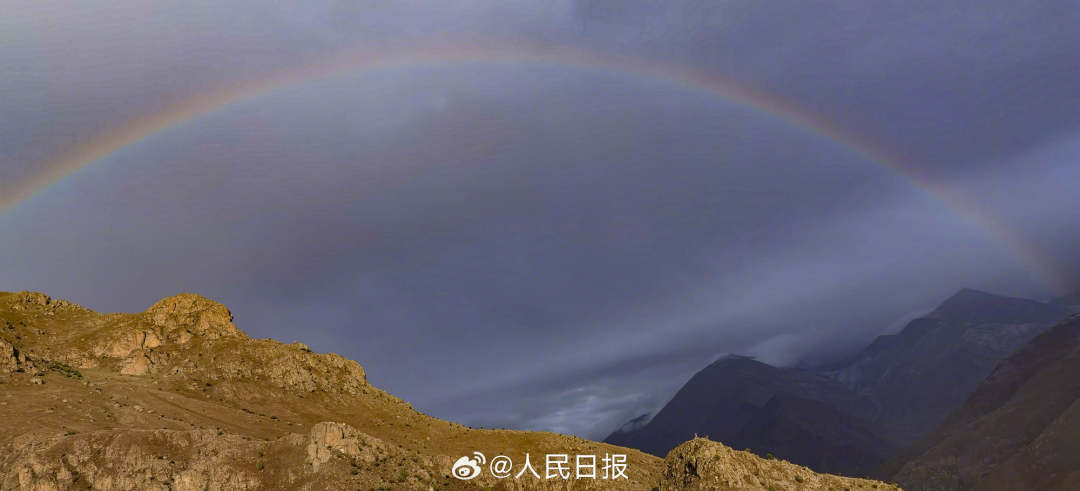 接好運(yùn)！青藏高原現(xiàn)巨大彩虹橋