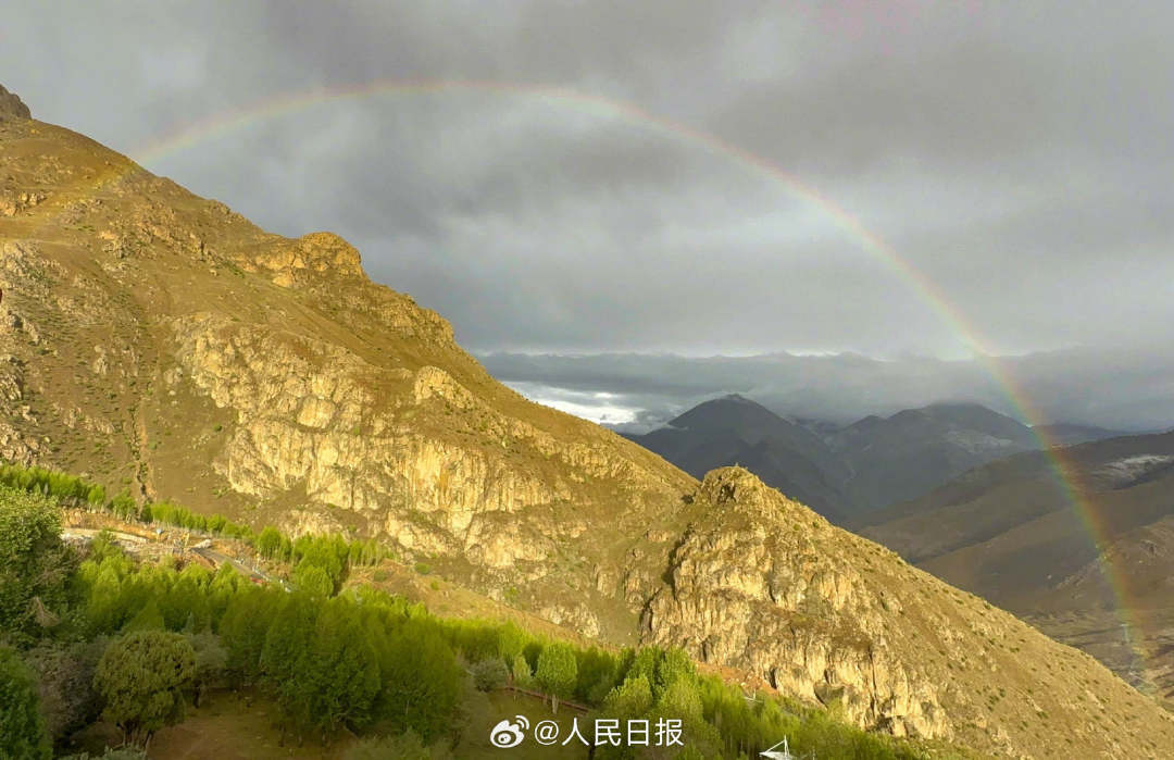 接好運(yùn)！青藏高原現(xiàn)巨大彩虹橋