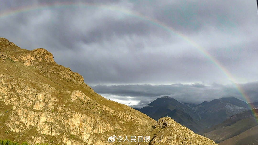 接好運(yùn)！青藏高原現(xiàn)巨大彩虹橋