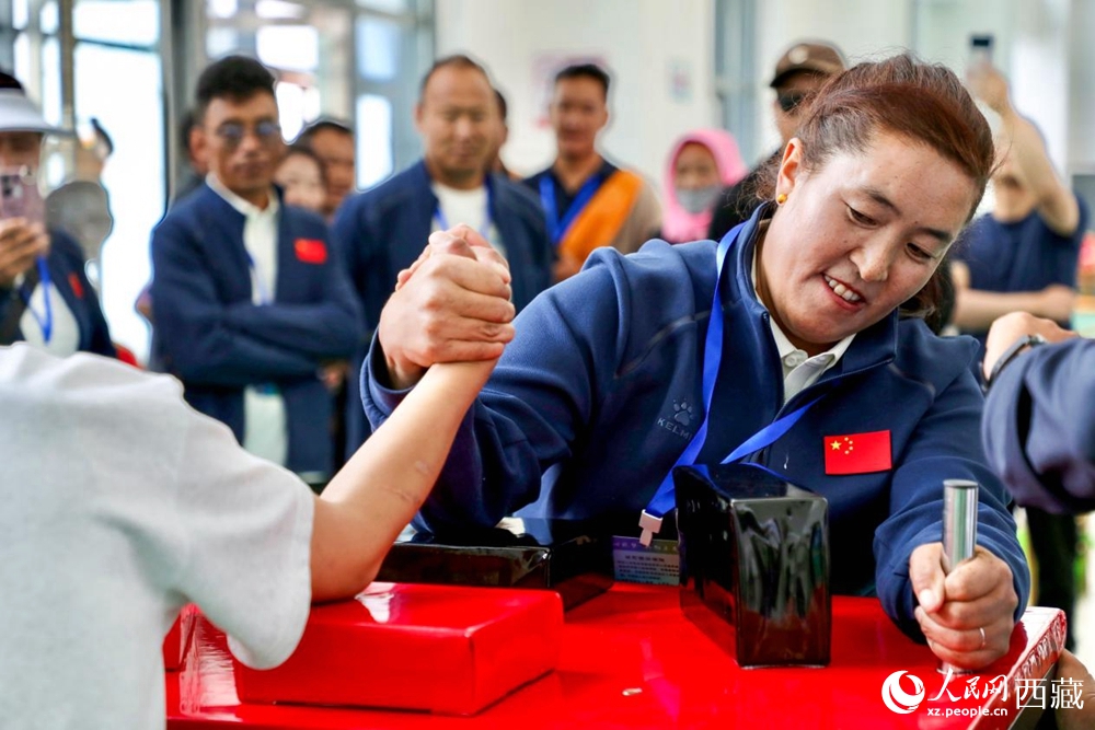 拉薩首屆農(nóng)牧民運(yùn)動會上的掰手腕比賽現(xiàn)場。